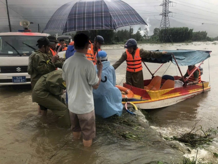 Miền Trung mưa lũ: Giữa nước dữ, con người vẫn giữ cho sự sống không trôi đi