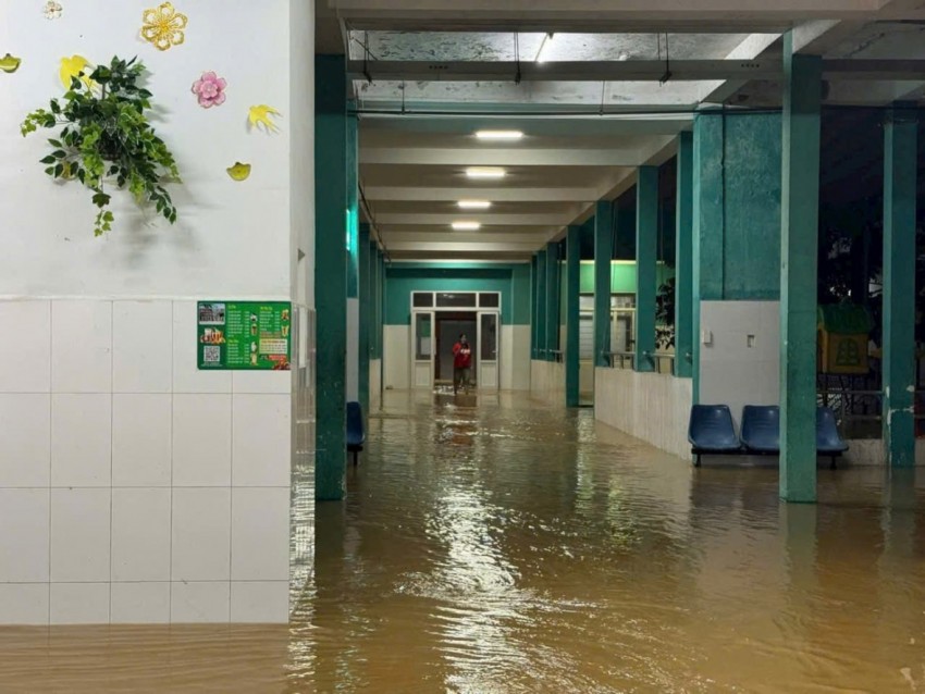 Miền Trung mưa lũ: Giữa nước dữ, con người vẫn giữ cho sự sống không trôi đi