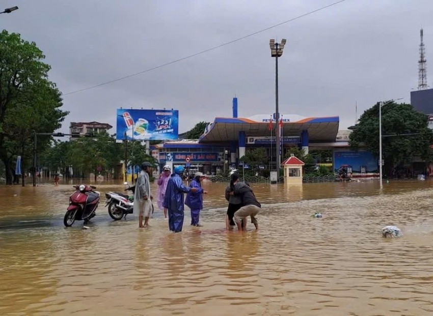 Miền Trung mưa lũ: Giữa nước dữ, con người vẫn giữ cho sự sống không trôi đi