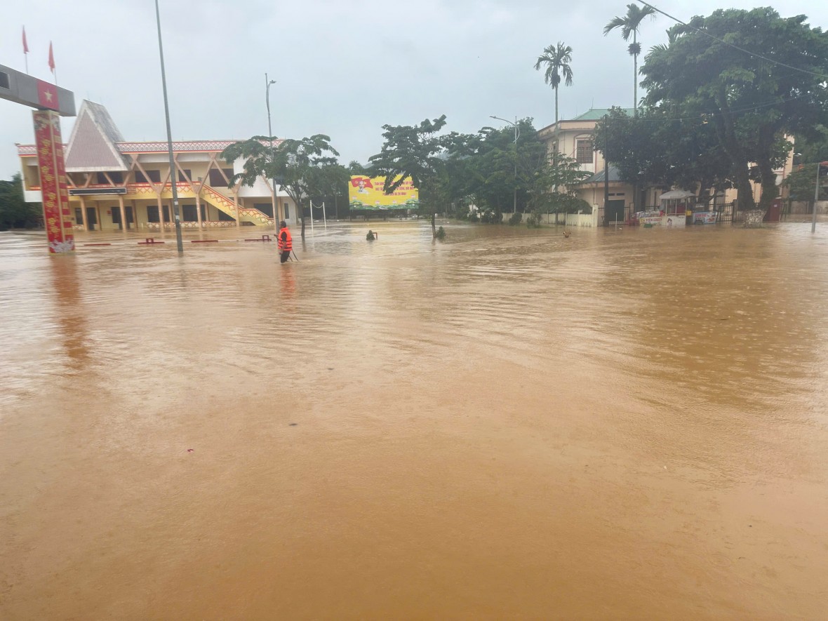 Nhiều khu dân cư ở Quảng Ngãi bị nước lũ bao vây, hàng nghìn hộ dân bị cô lập