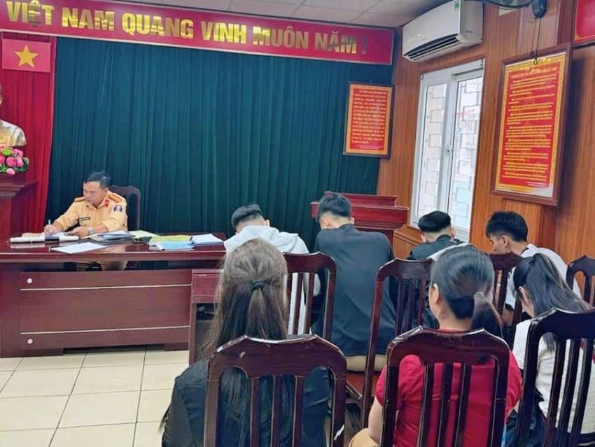 Nhóm thanh niên trong clip được mời đến cơ quan công an làm việc dưới sự chứng kiến của phụ huynh.