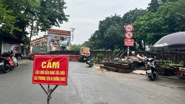 Từ ngày 1/11, cấm xe qua cầu Long Biên. (Ảnh: Phi Long) Từ ngày 1/11, cấm xe qua cầu Long Biên. (Ảnh: Phi Long)