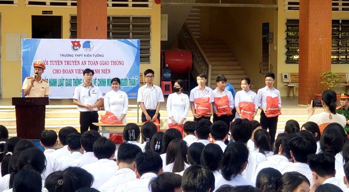 Tây Ninh: Tuyên truyền an toàn giao thông và phòng, chống ma túy trong trường học Tây Ninh: Tuyên truyền an toàn giao thông và phòng, chống ma túy trong trường học