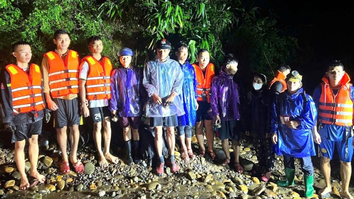 Lực lượng công an ứng cứu 6 người mắc kẹt do lũ. (Ảnh: CAQT)