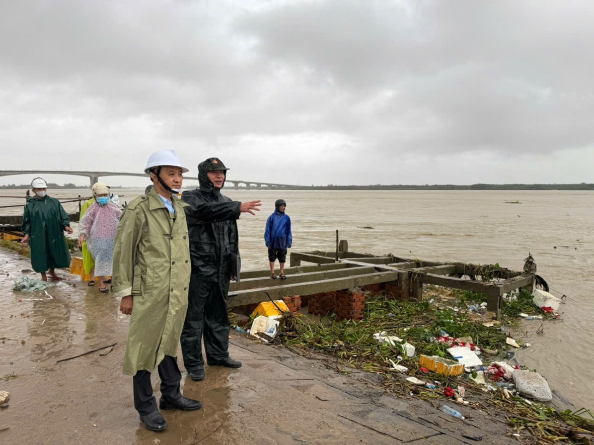 Phó Chủ tịch UBND thành phố Lê Quang Nam kiểm tra thực tế, chỉ đạo xử lý bờ kè sạt lở xã Duy Nghĩa, cửa sông Thu Bồn.