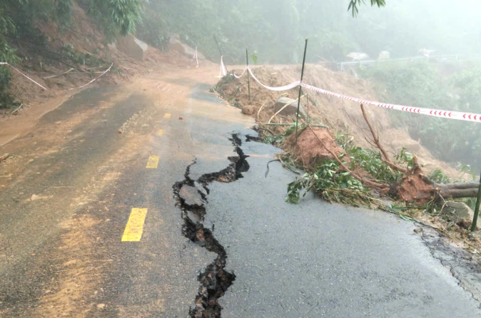 Đèo nối Đà Lạt - TPHCM xuất hiện vết nứt dài 10m