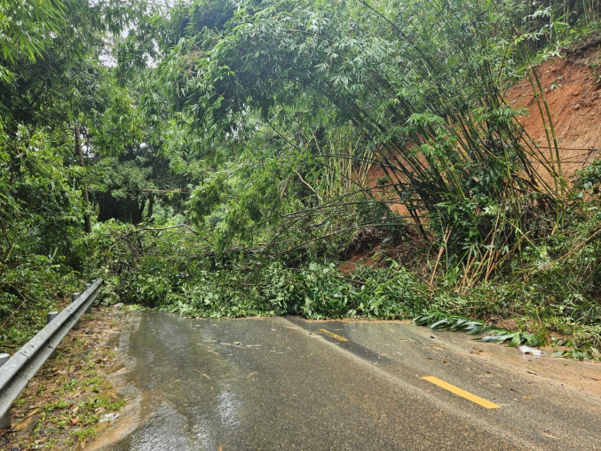 Đèo nối Đà Lạt - TPHCM xuất hiện vết nứt dài 10m