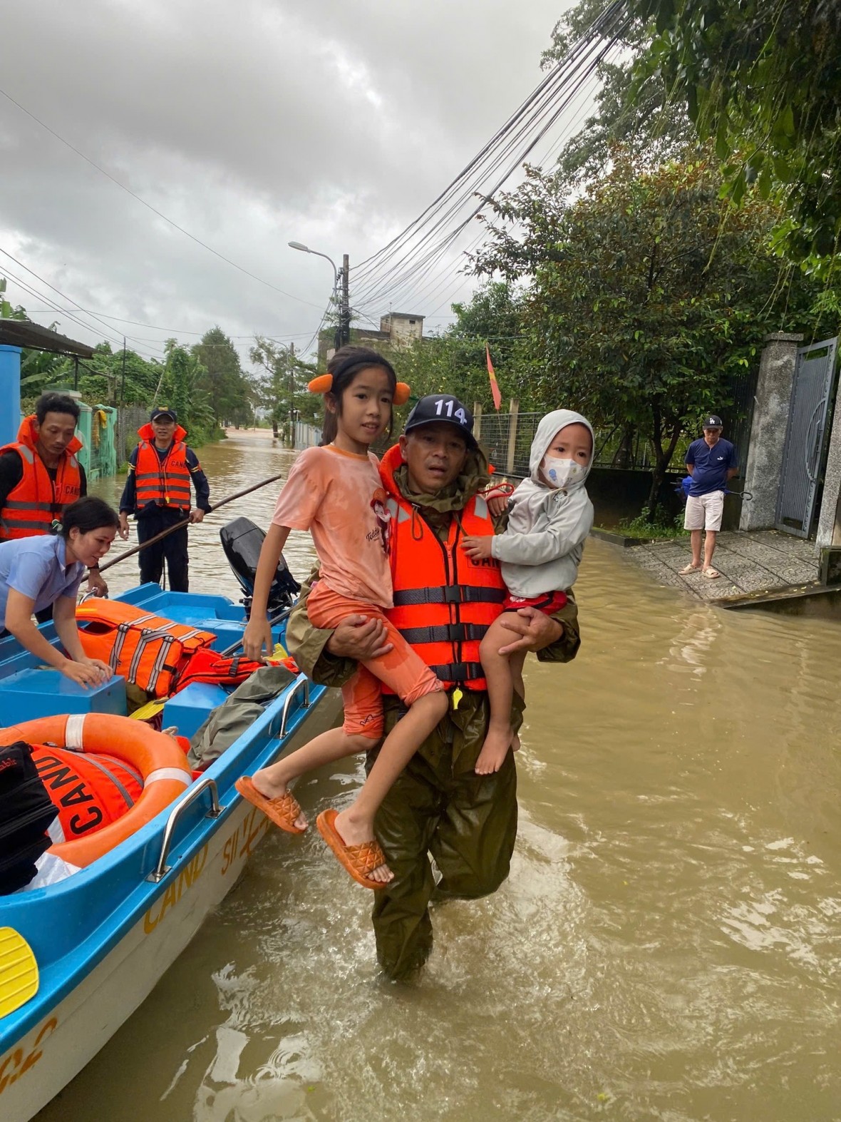 Di chuyển trẻ em đến vùng an toàn - Ảnh Công an Đà Nẵng.