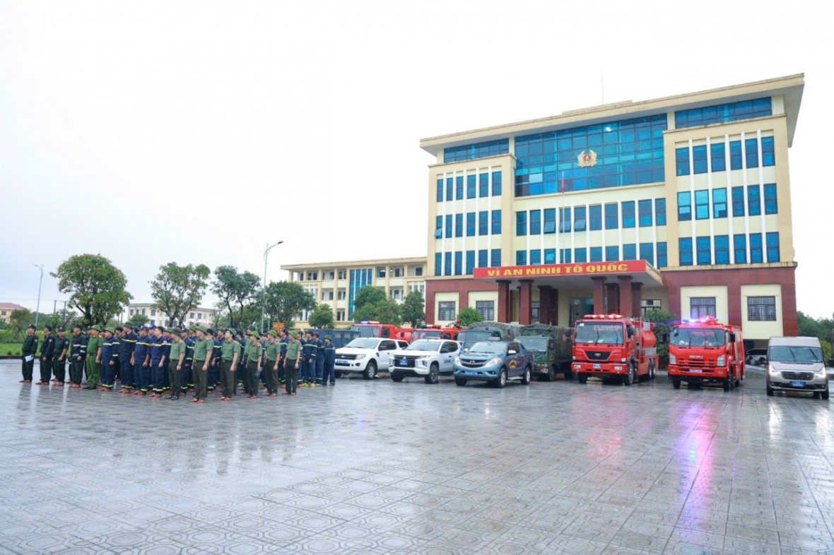 104 CBCS Công an Quảng Trị lên đường hỗ trợ Nhân dân TP Huế khắc phục hậu quả lũ lụt - Ảnh Công an Quảng Trị.