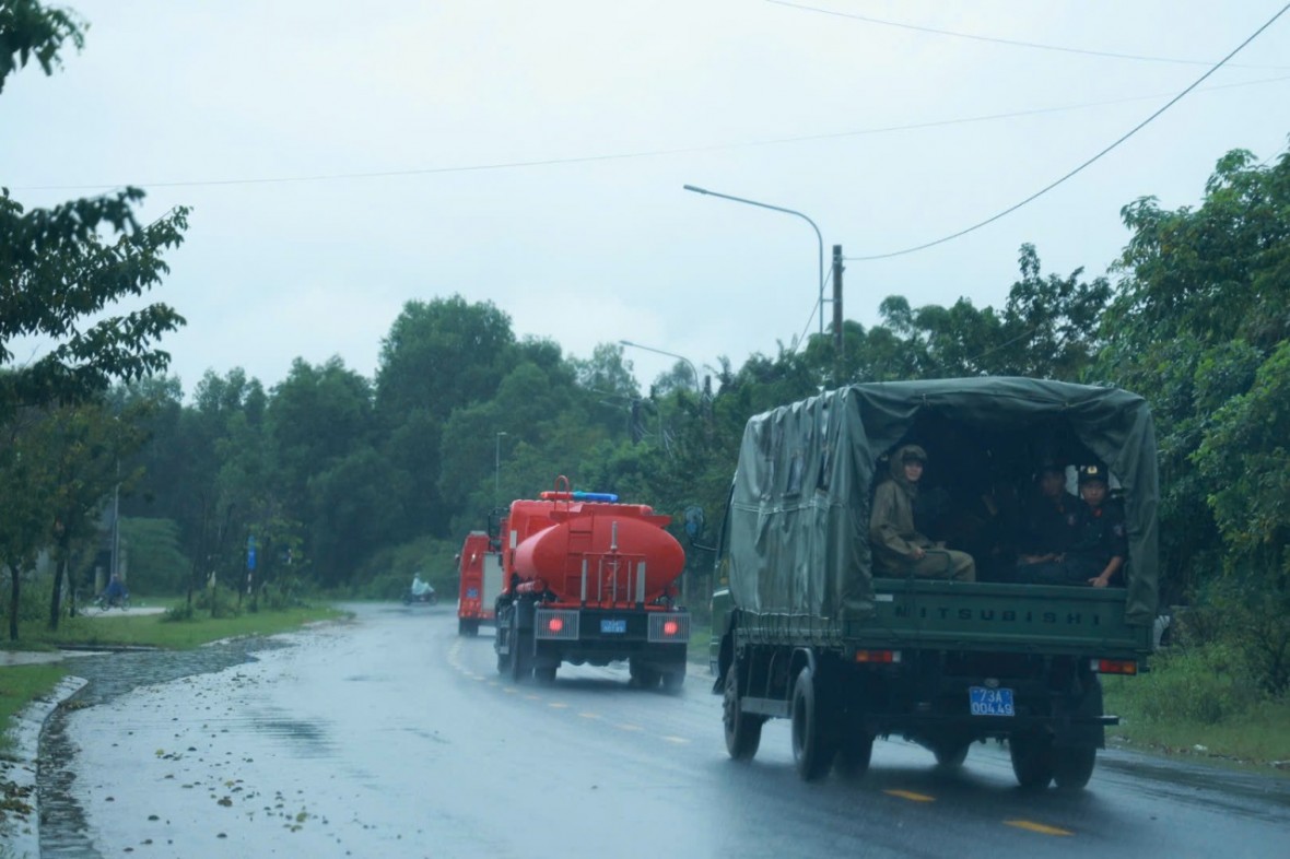 Xe chở bồn cùng các vật chuyên dụng được trang bị phục vụ công tác khắc phục - Ảnh Công an Quảng Trị.