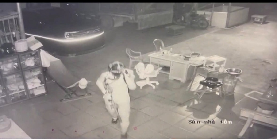 Hình ảnh trích xuất camera của gia đình nạn nhân khi Lê Sỹ Tùng gây án
