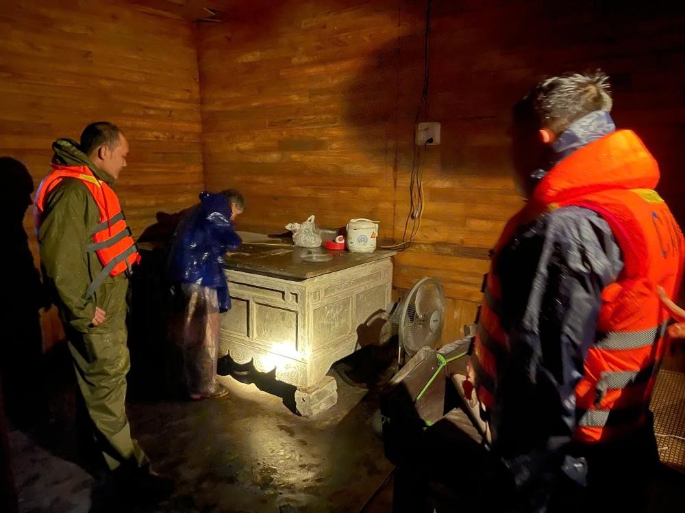 Lực lượng Công an xã, phường hỗ trợ người dân di dời tài sản.