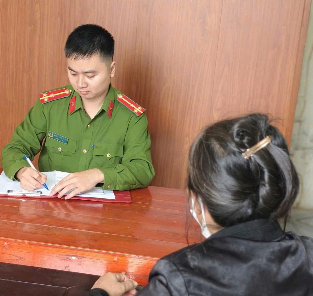 Công an xã Quỳnh Tam làm rõ hành vi lừa đảo cho bà Y. - Ảnh Công an Nghệ An. Công an xã Quỳnh Tam làm rõ hành vi lừa đảo cho bà Y. - Ảnh Công an Nghệ An.