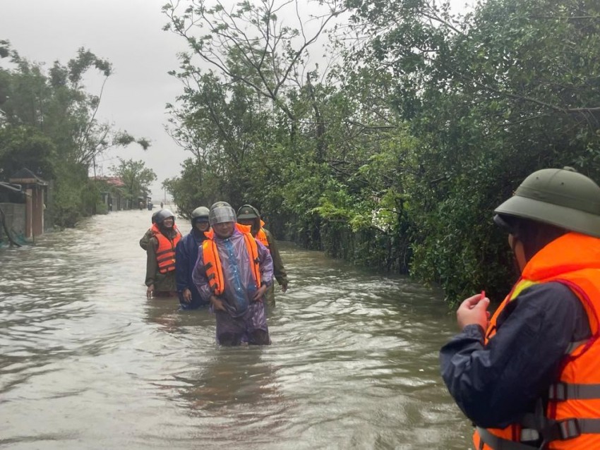 Một số tuyến đường bị ngập sâu do mưa lớn kéo dài.