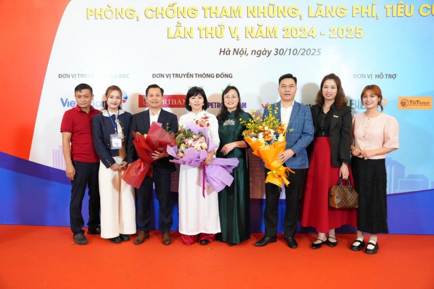 Phó Tổng Biên tập Báo PLVN Vũ Hồng Thuý chúc mừng các phóng viên, nhóm phóng viên đạt giải.