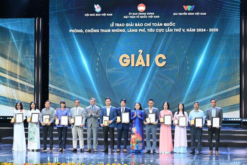 Báo PLVN đạt Giải C với loạt bài “Đường đi của các mặt hàng “tả pí lù” qua Hải quan Đà Nẵng” của tác giả Hoàng Văn Vượng, Nguyễn Văn Khương – phóng viên ban Chuyên đề.