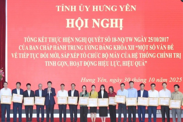 Hưng Yên trao thưởng 67 tập thể, cá nhân có thành tích xuất sắc trong thực hiện Nghị quyết số 18 Hưng Yên trao thưởng 67 tập thể, cá nhân có thành tích xuất sắc trong thực hiện Nghị quyết số 18