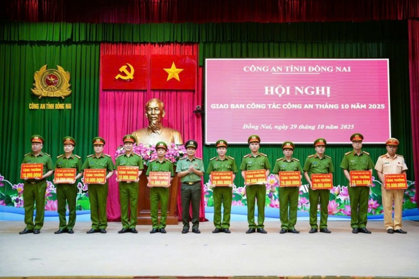 Khen thưởng Đội Cảnh sát giao thông đường bộ số 3 Công an tỉnh Đồng Nai