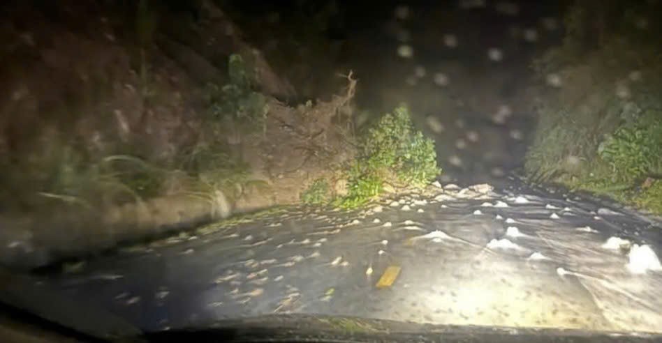 Sạt lở đèo Tô Na trên quốc lộ 25 ở Gia Lai, giao thông đi lại khó khăn