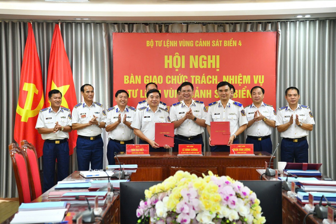 Bàn giao chức trách, nhiệm vụ Tư lệnh Vùng Cảnh sát biển 4 Bàn giao chức trách, nhiệm vụ Tư lệnh Vùng Cảnh sát biển 4