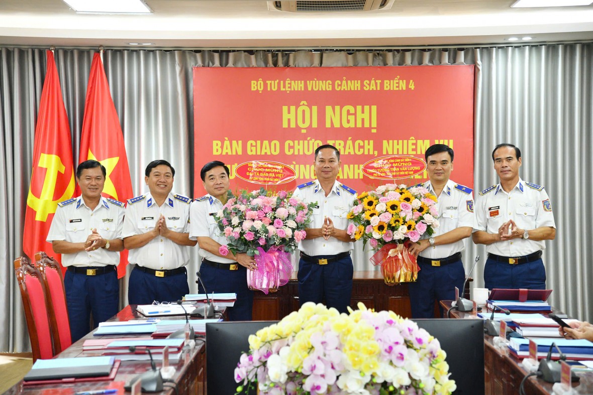 Bàn giao chức trách, nhiệm vụ Tư lệnh Vùng Cảnh sát biển 4 Bàn giao chức trách, nhiệm vụ Tư lệnh Vùng Cảnh sát biển 4