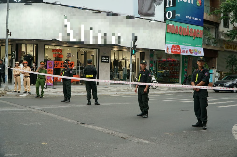 Cảnh sát phong tỏa đường Lê Hoàn để khám xét một số tiệm vàng