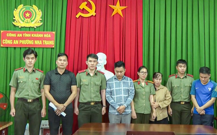 Nhóm nghi can bị bắt giữ. Nhóm nghi can bị bắt giữ.