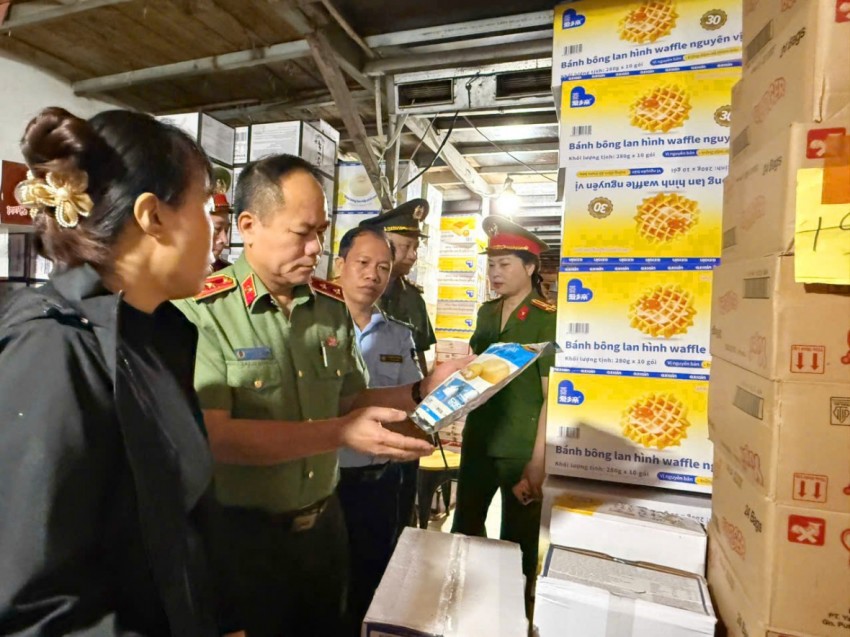 Trung tướng Nguyễn Thanh Tùng kiểm tra và biểu dương việc chấp hành quy định của cơ sở kinh doanh do bà Tạ Thị Ngọc làm chủ Trung tướng Nguyễn Thanh Tùng kiểm tra và biểu dương việc chấp hành quy định của cơ sở kinh doanh do bà Tạ Thị Ngọc làm chủ