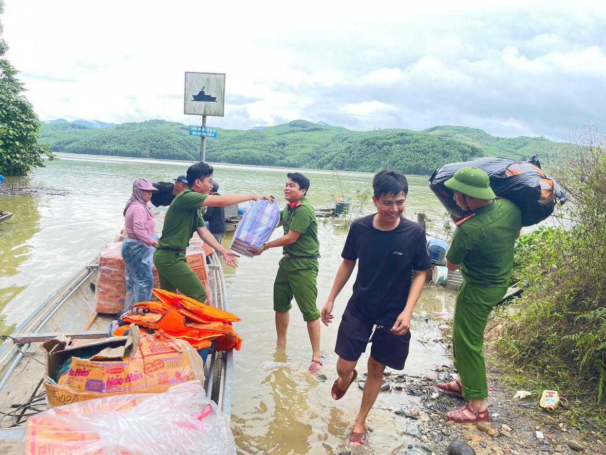 Được vận chuyển vào với bà con vùng tâm lũ Trà Leng - Ảnh Công an Đà Nẵng.