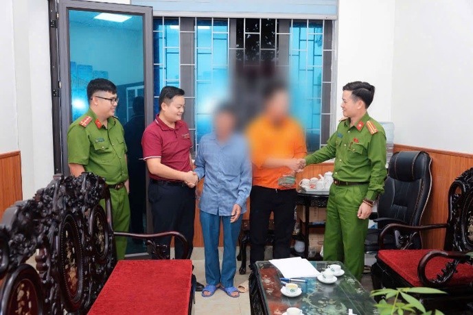 Công an xã và đại diện ngân hàng Agribank làm việc với gia đình ông Đ. Công an xã và đại diện ngân hàng Agribank làm việc với gia đình ông Đ.