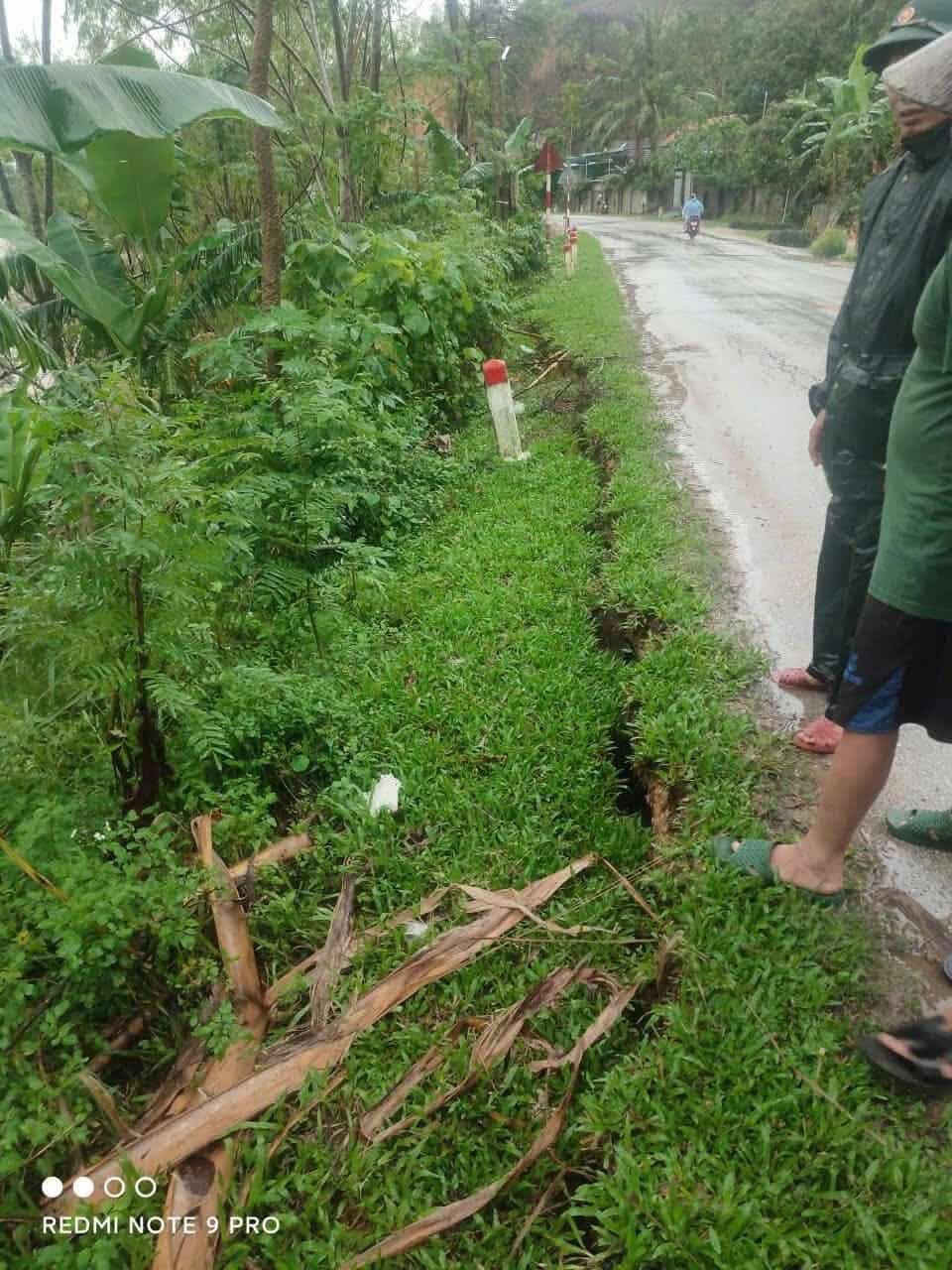 Quốc lộ 46C bị rạn nứt dài khoảng 100m. Quốc lộ 46C bị rạn nứt dài khoảng 100m.