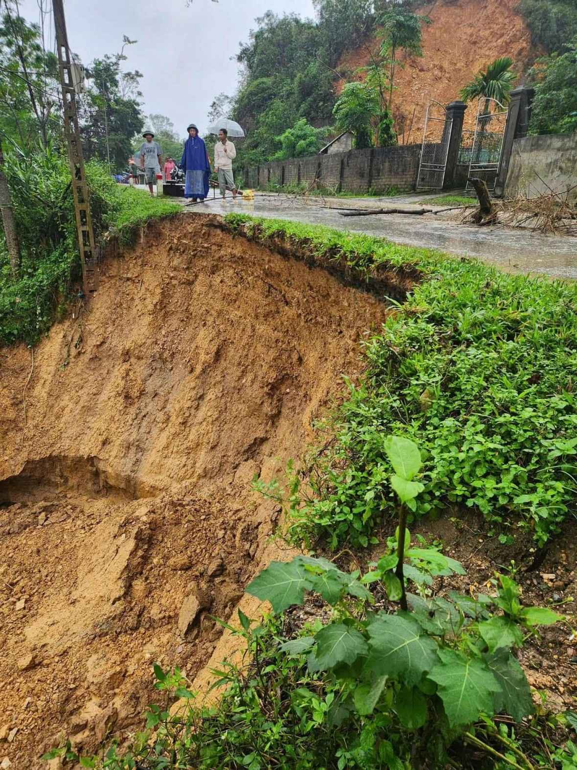 Sáng 1/11, vị trí sạt lở chưa nhiều. Sáng 1/11, vị trí sạt lở chưa nhiều.