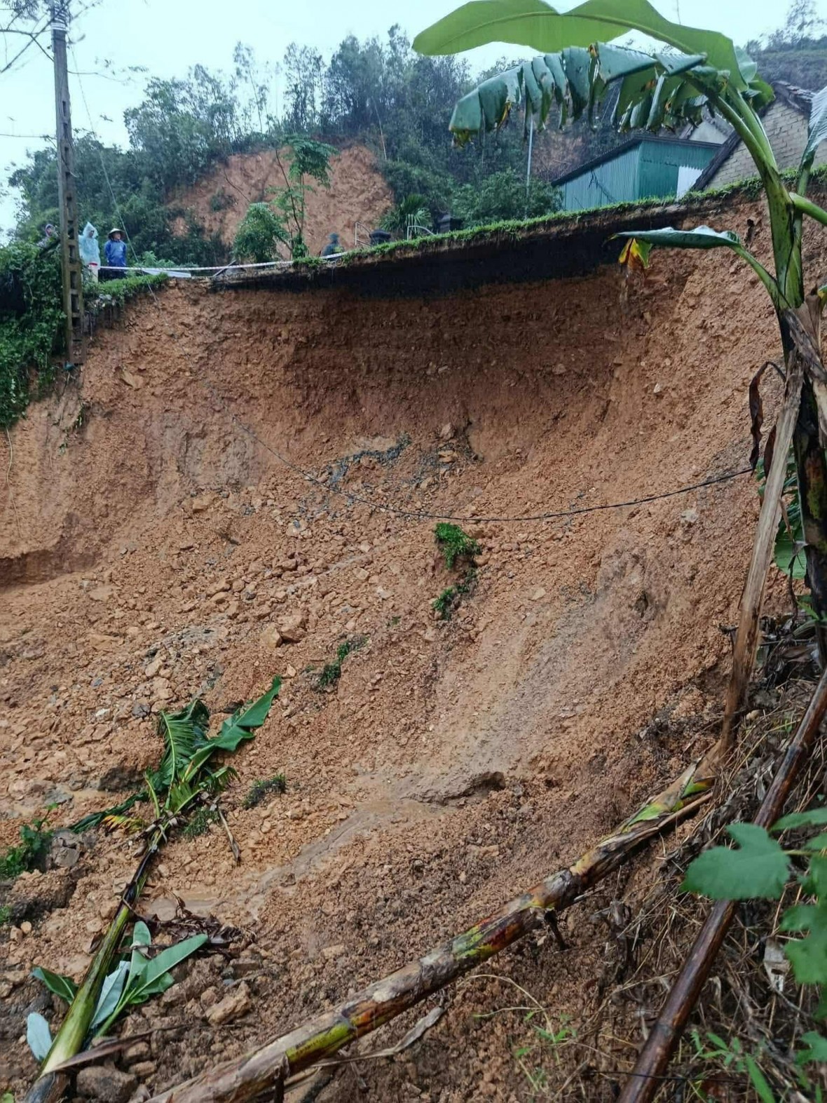 Đến chiều 1/11, khoảng 1/2 QL 46C đã bị xói lở. Đến chiều 1/11, khoảng 1/2 QL 46C đã bị xói lở.