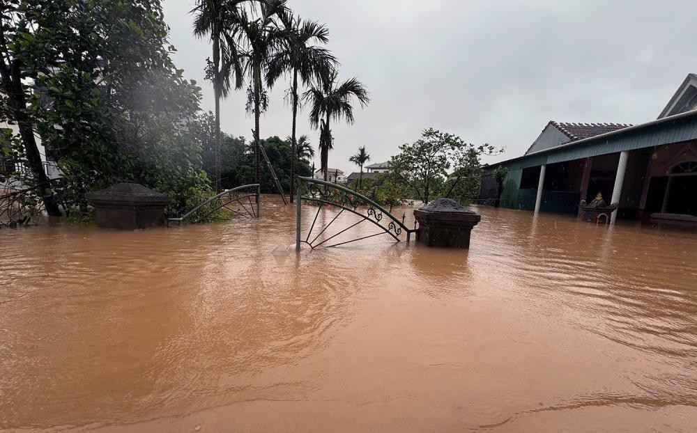 Nhiều vùng hạ du hồ Kẻ Gỗ bị ngập sâu.