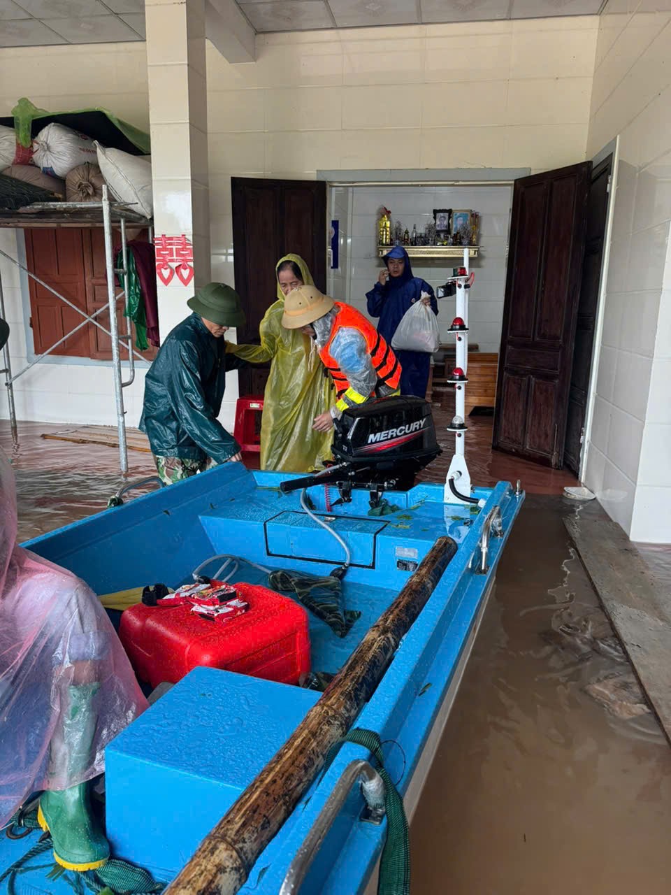 Công an các xã hỗ trợ người dân đến nơi an toàn.