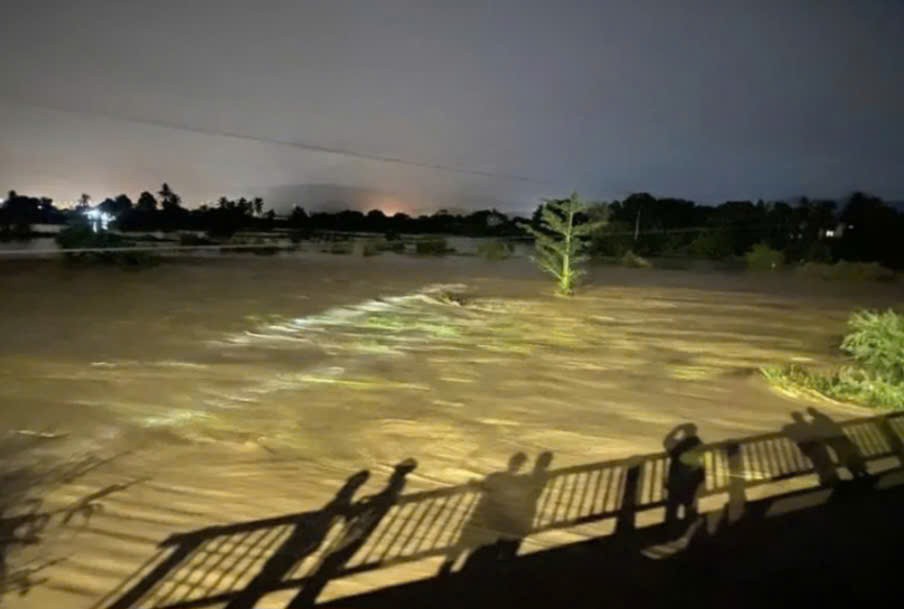 Hồ chứa nước trong trang trại gia cầm ở Lâm Đồng bị vỡ, người dân tháo chạy