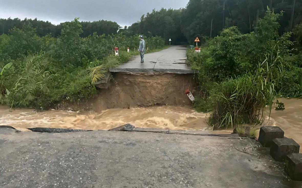 Nước lũ làm sập cầu Cây Sung ở Quảng Ngãi. Nước lũ làm sập cầu Cây Sung ở Quảng Ngãi.