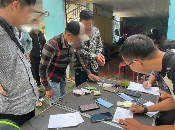 An Giang: Công an phường Vĩnh Thông bắt quả tang 11 đối tượng đánh bạc qua mạng An Giang: Công an phường Vĩnh Thông bắt quả tang 11 đối tượng đánh bạc qua mạng