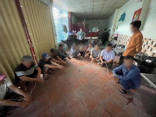 An Giang: Công an phường Vĩnh Thông bắt quả tang 11 đối tượng đánh bạc qua mạng An Giang: Công an phường Vĩnh Thông bắt quả tang 11 đối tượng đánh bạc qua mạng