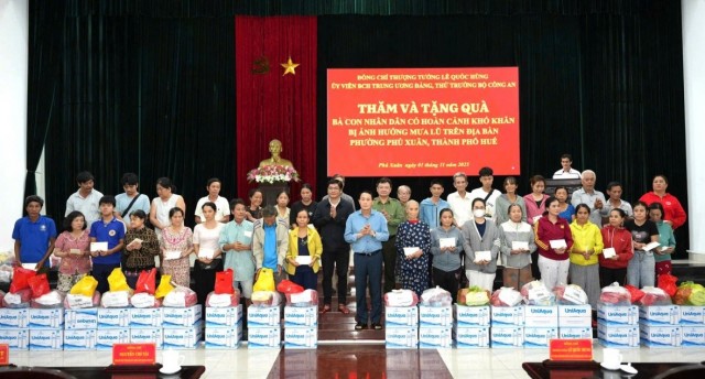 Thứ trưởng Lê Quốc Hùng chia sẻ khó khăn với nhân dân Thành phố Huế sau trận lũ lịch sử