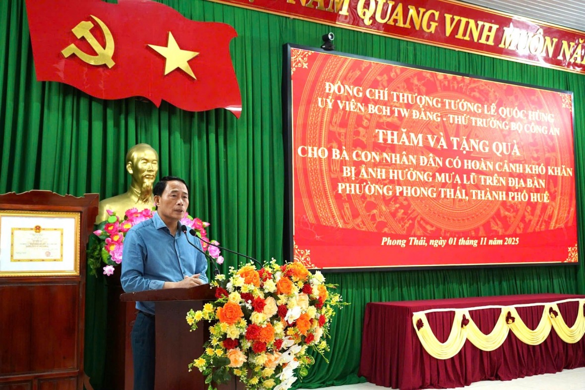 Thứ trưởng Lê Quốc Hùng chia sẻ khó khăn với nhân dân Thành phố Huế sau trận lũ lịch sử