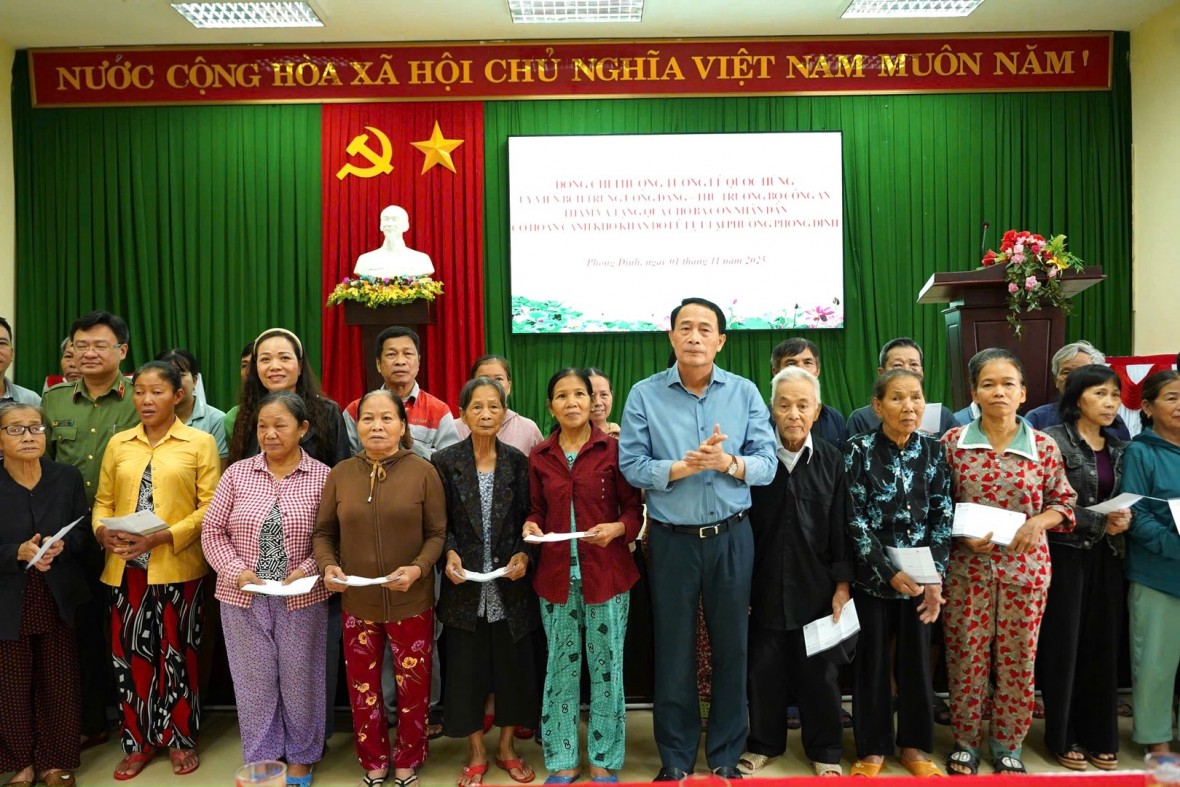 Thứ trưởng Lê Quốc Hùng chia sẻ khó khăn với nhân dân Thành phố Huế sau trận lũ lịch sử