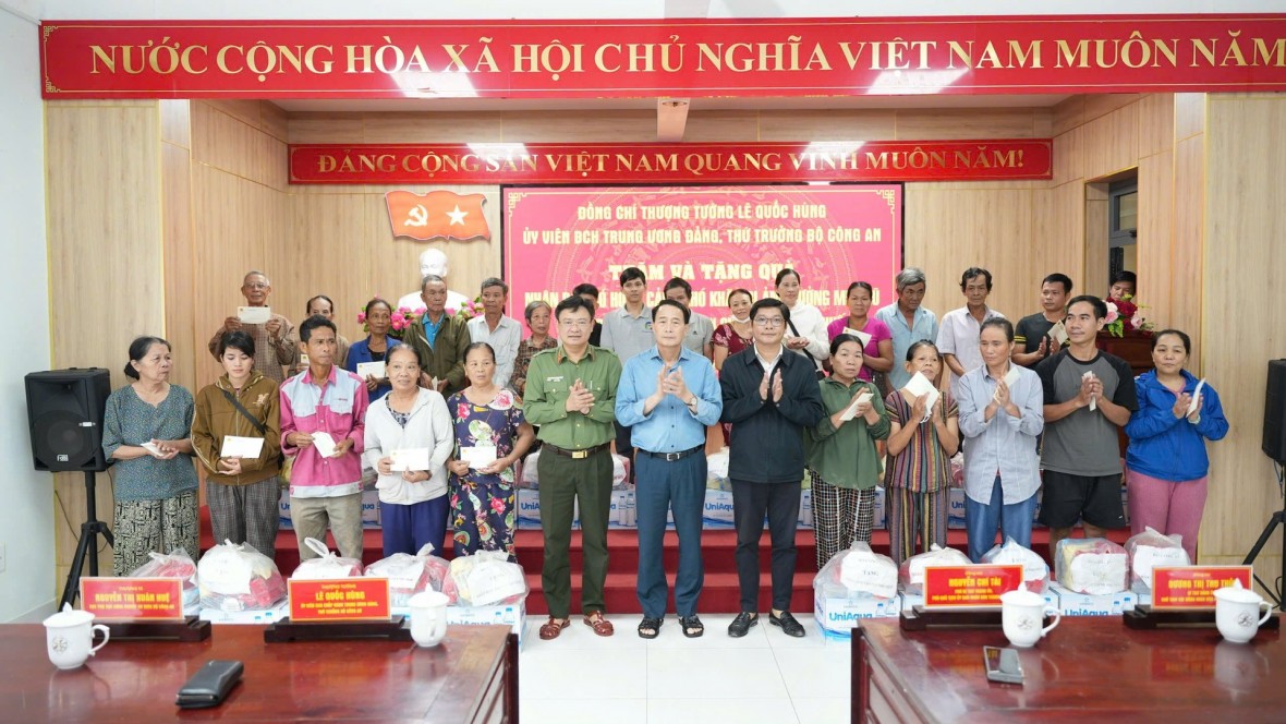 Thứ trưởng Lê Quốc Hùng chia sẻ khó khăn với nhân dân Thành phố Huế sau trận lũ lịch sử