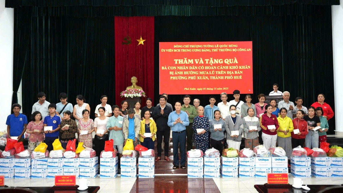 Thứ trưởng Lê Quốc Hùng chia sẻ khó khăn với nhân dân Thành phố Huế sau trận lũ lịch sử