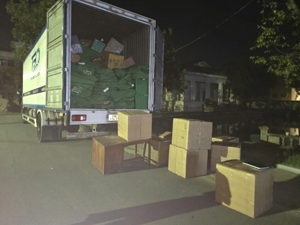 Ô tô tải chở số lượng lớn thuốc tây không rõ nguồn gốc - Ảnh Công an Hà Tĩnh.