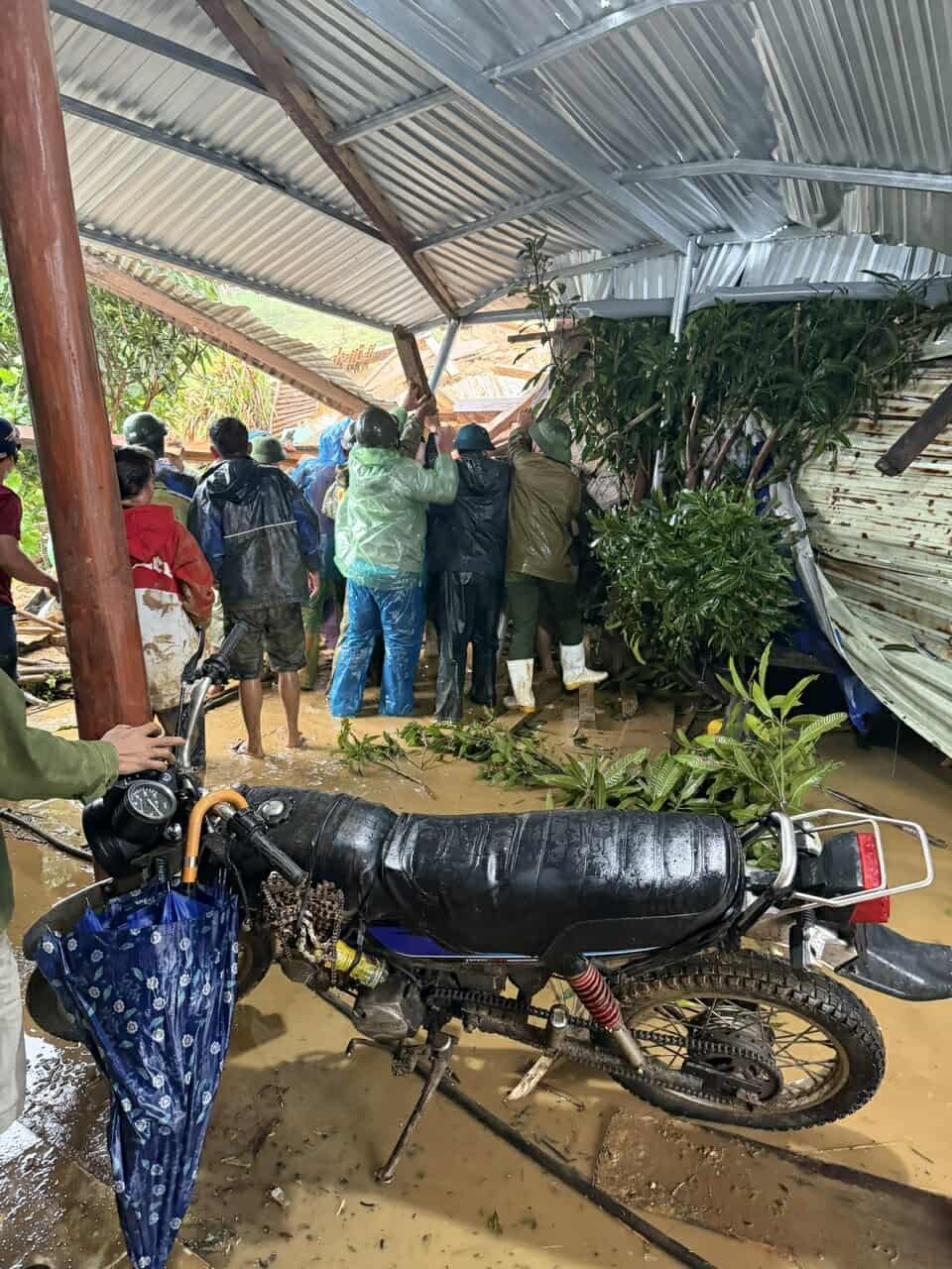 Một người dân bị đất vùi lấp.