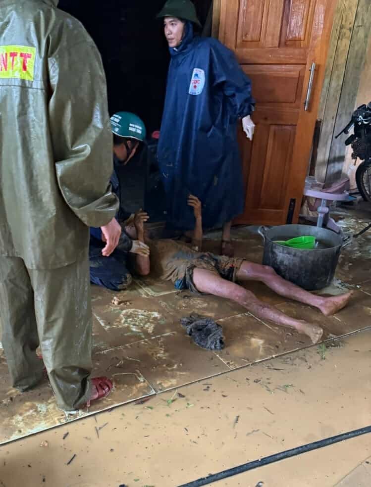 Ông Hồ Văn B. được giải cứu kịp thời.