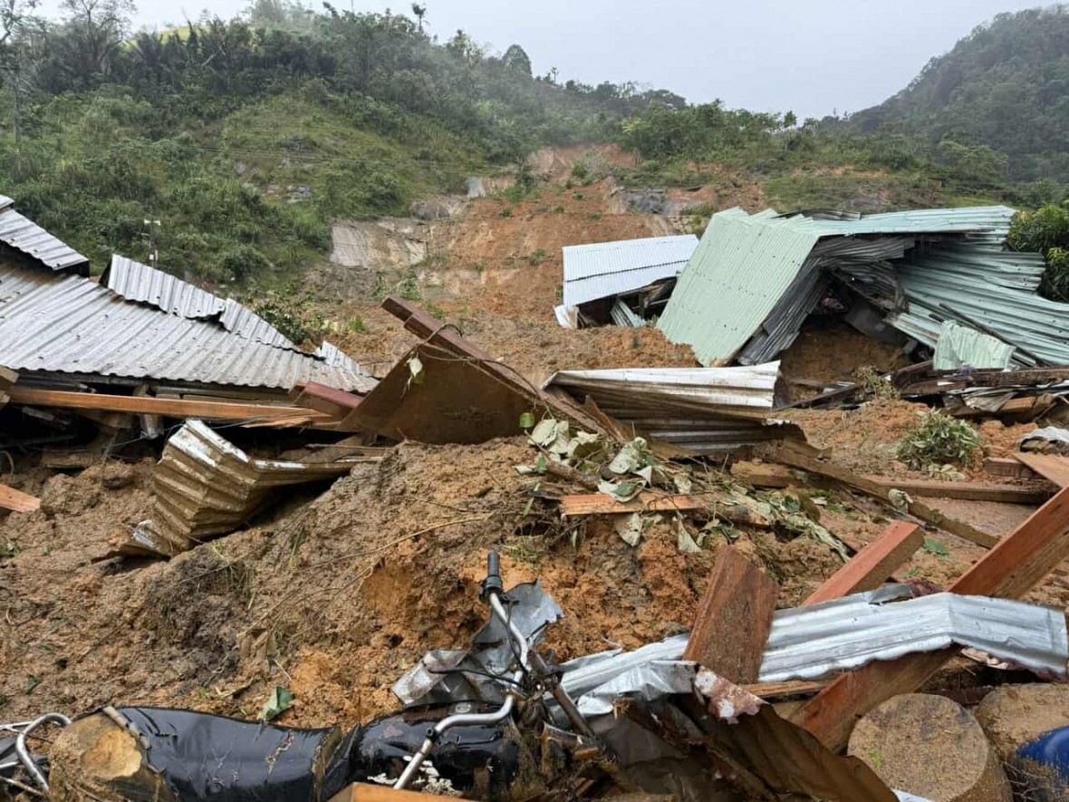 Sạt lở đất cuốn trôi 6 nhà dân tại xã Phước Thành.