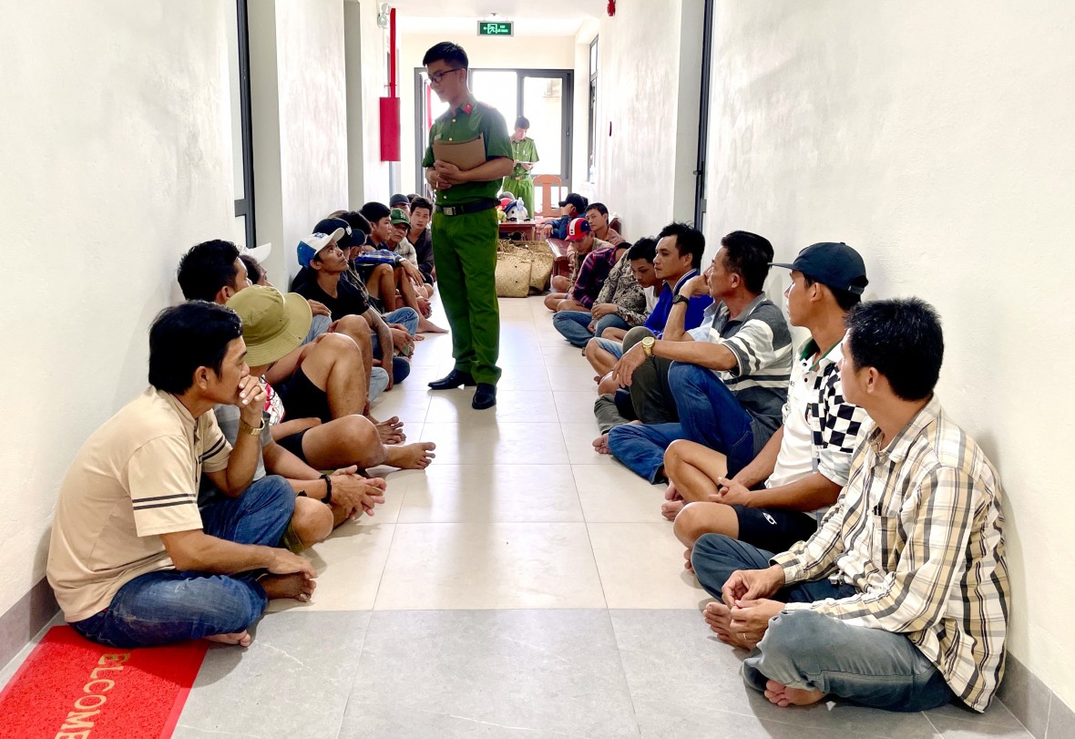 Cà Mau: Triệt phá tụ điểm đá gà ăn tiền quy mô lớn Cà Mau: Triệt phá tụ điểm đá gà ăn tiền quy mô lớn