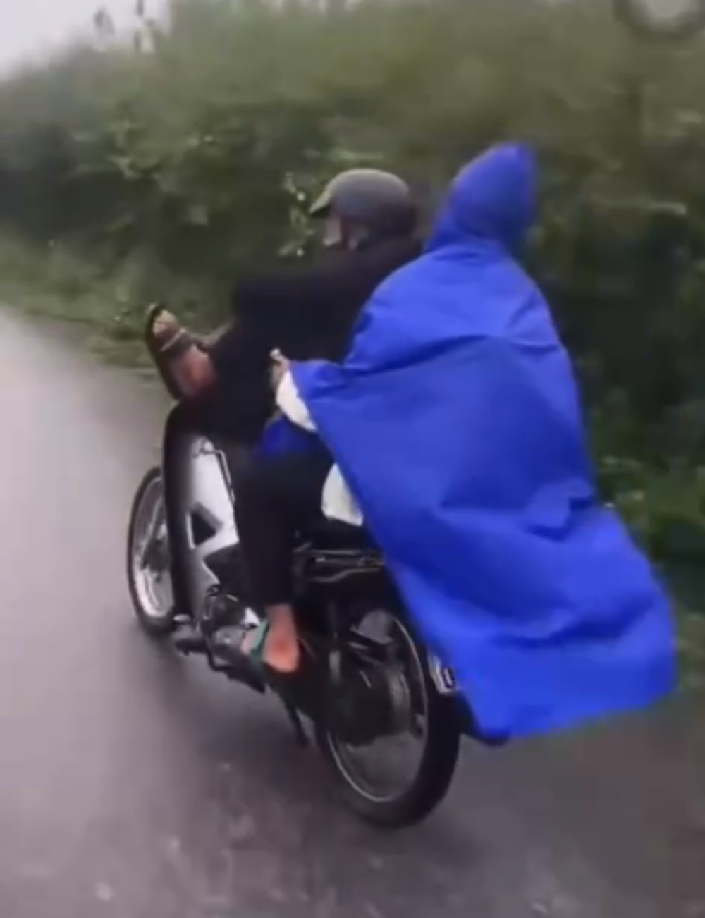 Nam thanh niên điều khiển xe máy bằng chân - Ảnh cắt từ video.